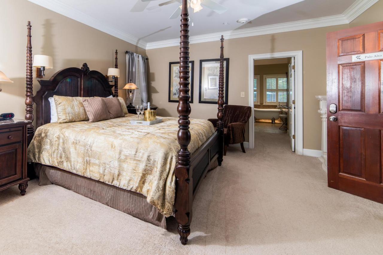 Pleasanton Courtyard Bed And Breakfast Fayetteville Ngoại thất bức ảnh