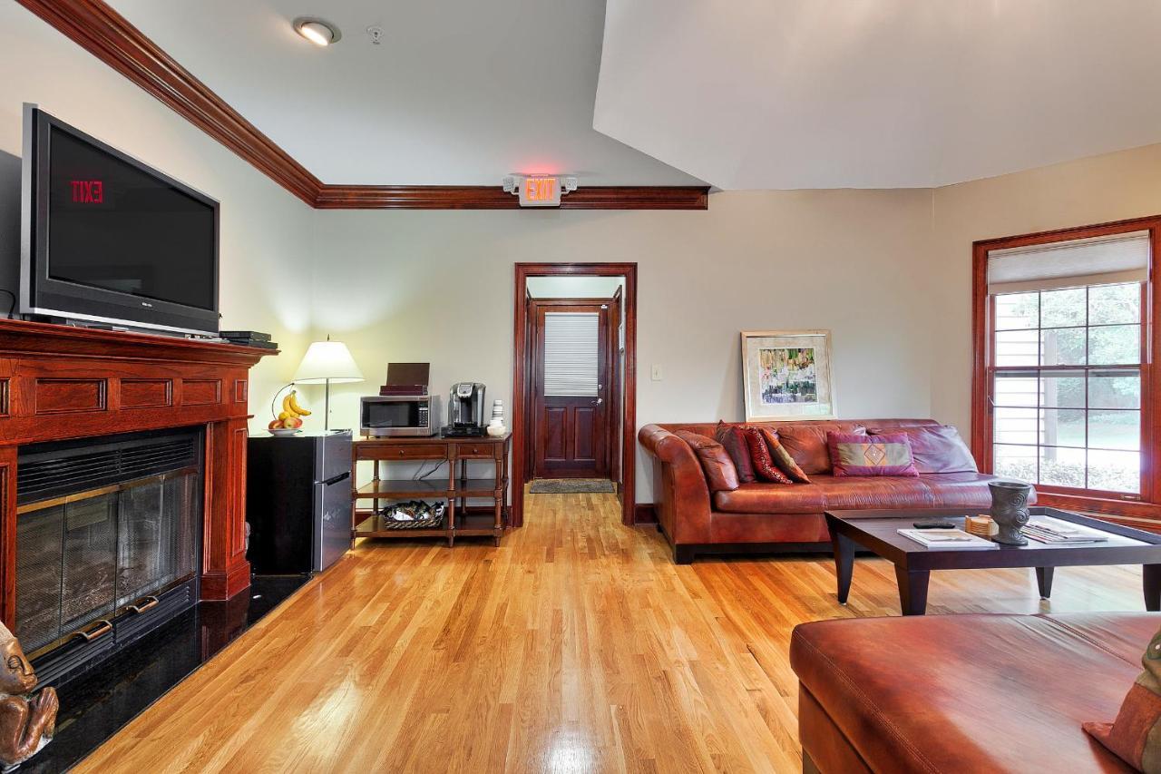 Pleasanton Courtyard Bed And Breakfast Fayetteville Ngoại thất bức ảnh